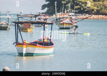 Penha-SC, brésil-février 10,2024 : bateaux arrêtés en mer, bateaux de pêcheurs arrêtés sur la plage par un jour ensoleillé, plage de Trapiche-Penha-santa catarina Banque D'Images