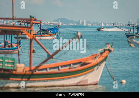 Penha-SC, brésil-février 10,2024 : bateaux arrêtés en mer, bateaux de pêcheurs arrêtés sur la plage par un jour ensoleillé, plage de Trapiche-Penha-santa catarina Banque D'Images