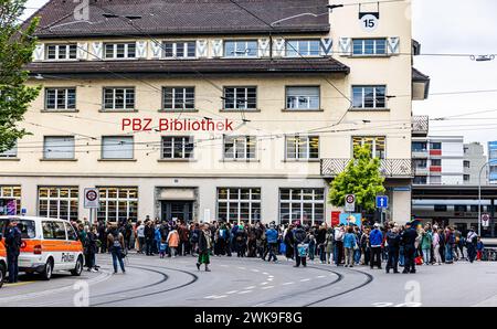 Eine Vorlesung für Kinder von drei bis acht Jahren zum Thema Identität und Geschlechter durch Dragqueens in der Pestalozzi-Bibliothek in Zürich sorgte Banque D'Images