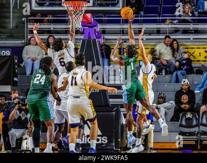 Greenville, Caroline du Nord, États-Unis. 18 février 2024. Le gardien de Tulane Green Wave, Sion JAMES (1), se met à jouer lors du match de basket-ball masculin de la NCAA entre la Tulane Green Wave et les East Carolina Pirates au Williams Arena du Minges Coliseum, Greenville, Caroline du Nord. (Crédit image : © Israel Anta via ZUMA Press Wire) USAGE ÉDITORIAL SEULEMENT! Non destiné à UN USAGE commercial ! Banque D'Images