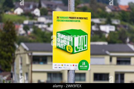 Ein Plakat verschiedener Partei wirbt für ein Ja für das Thurgauer Chancenpaket. Die Bevölkerung des Kanton Thurgau stimmt am 18. Juni 2023 über diese Banque D'Images