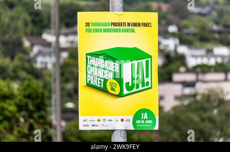 Ein Plakat verschiedener Partei wirbt für ein Ja für das Thurgauer Chancenpaket. Die Bevölkerung des Kanton Thurgau stimmt am 18. Juni 2023 über diese Banque D'Images