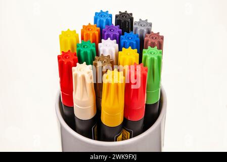 Groupe horizontal de marqueurs permanents colorés assortis sur fond blanc. Banque D'Images