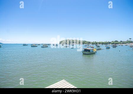 Penha-SC, brésil-février 10,2024 : bateaux arrêtés en mer, bateaux de pêcheurs arrêtés sur la plage par un jour ensoleillé, plage de Trapiche-Penha-santa catarina Banque D'Images