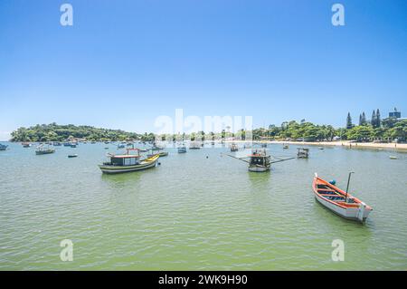 Penha-SC, brésil-février 10,2024 : bateaux arrêtés en mer, bateaux de pêcheurs arrêtés sur la plage par un jour ensoleillé, plage de Trapiche-Penha-santa catarina Banque D'Images