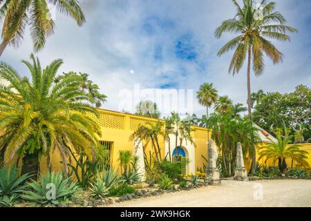 Fort Lauderdale, FL - US - 7 février 2024 vue paysagère de l'entrée de la maison Bonnet, une maison historique musée debout au milieu d'un paradis tropical luxuriant Banque D'Images