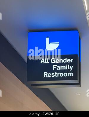 Newark, NJ - US - 10 février 2024 vue intérieure d'un panneau pour des toilettes familiales de tous les sexes au terminal moderne A. spaciou de l'aéroport international de Newark Banque D'Images
