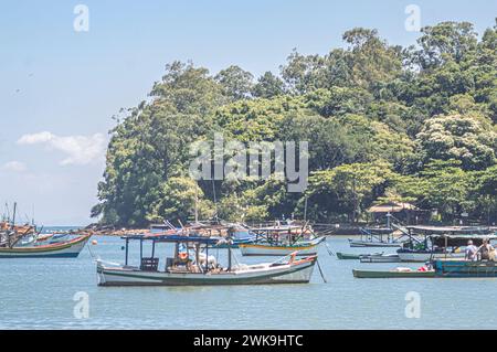 Penha-SC, brésil-février 10,2024 : bateaux arrêtés en mer, bateaux de pêcheurs arrêtés sur la plage par un jour ensoleillé, plage de Trapiche-Penha-santa catarina Banque D'Images