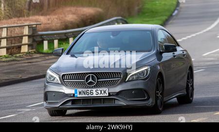 Milton Keynes, UK-Feb 19th 2024 : 2016 gris moteur diesel Mercedes Benz CLA voiture conduisant sur une route anglaise Banque D'Images