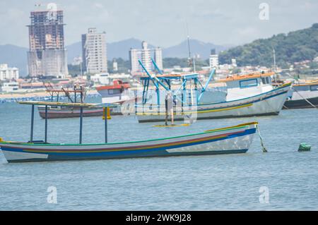 Penha-SC, brésil-février 10,2024 : bateaux arrêtés en mer, bateaux de pêcheurs arrêtés sur la plage par un jour ensoleillé, plage de Trapiche-Penha-santa catarina Banque D'Images