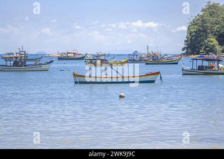 Penha-SC, brésil-février 10,2024 : bateaux arrêtés en mer, bateaux de pêcheurs arrêtés sur la plage par un jour ensoleillé, plage de Trapiche-Penha-santa catarina Banque D'Images