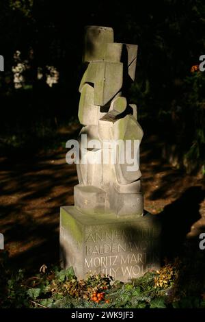 Loschwitzer Friedhof Der Loschwitzer Friedhof ist neben dem stillgelegten Kirchfriedhof der Loschwitzer Kirche die zweite, heute noch genutzte Begräbnisstätte des Dresdner Stadtteils Loschwitz. UM das Jahr 1800 eingeweiht steht er aufgrund zahlreicher wertvoller Künstlergräber seit 1985 unter Denkmalschutz. Moritz Martin Willy Wolff War ein deutscher Maler, Bildhauer und Grafiker. Er War Meisterschüler von Otto dix und wurde um 1960 als DDR-Künstler mit seiner adaptation der Pop-Art bekannt. Dresde Sachsen Deutschland *** cimetière de Loschwitz le cimetière de Loschwitz est le deuxième cimetière Banque D'Images