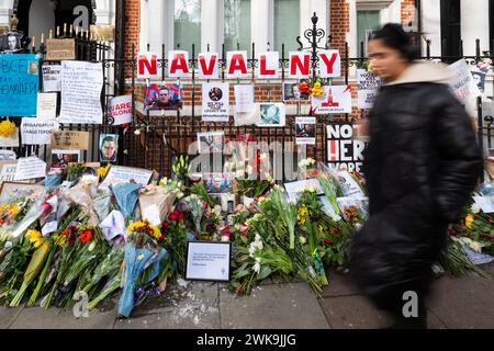 Londres, Royaume-Uni. 19 février 2024. Une personne passe des hommages floraux et des messages en face de l'ambassade de Russie près de Notting Hill. Le militant russe Alexei Navalny, 47 ans, aurait été retrouvé couvert de contusions après sa mort en prison et Ioulia Navalnaya, sa veuve, aurait accusé le Kremlin d'attendre que des traces de l'agent neurotoxique Novichok disparaissent de son corps. Credit : Stephen Chung / Alamy Live News Banque D'Images