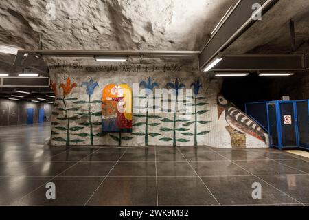 Métro Tensta, station de métro sur la ligne bleue Stockholm Tunnelbana à Tensta, Stockholm. Artistes : Helga Henschen et Arne Sedell. Banque D'Images