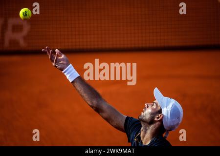 Buenos Aires, Argentine. 18 février 2024. Diaz Acosta Facundo, d’Argentine, joue contre Jarry Nicolas, du Chili (non représenté) lors de la troisième ronde du tournoi de tennis Argentine Open à Buenos Aires. Score final ; Jarry Nicolas 0:2 Diaz Acosta Facundo. Crédit : SOPA images Limited/Alamy Live News Banque D'Images