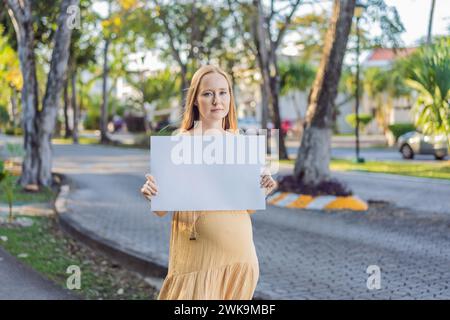 femme enceinte prend position pour les droits des femmes enceintes, s'engageant dans un piquet solo pour plaider pour la sensibilisation, le soutien et l'autonomisation de Banque D'Images