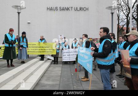 Die katholischen Bischoefe in Augsburg beraten vom 19.02.2024 an BEI ihrer Fruehjahrsvollversammlung ueber kirchenpolitische und gesellschaftliche Fragen. IM Foto vom 19.02.2024, Glaeubige der Bewegung Maria 1,0 beten vor dem Tagungshaus Sankt Ulrich zu Beginn der Vollversammlung der Deutschen Bischofskonferenz. IM Mittelpunkt der Vollversammlung steht das Wahljahr 2024 mit seinen Landtagswahlen im Osten und der Zustand der Demokratie, wie die katholische Deutsche Bischofskonferenz mitteilte. Die 64 Mitglieder der Bischofskonferenz sprechen aber auch ueber die zunehmenden Saekularisierungstend Banque D'Images