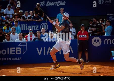 Buenos Aires, Argentine. 18 février 2024. Diaz Acosta Facundo, d’Argentine, joue contre Jarry Nicolas, du Chili (non représenté) lors de la troisième ronde du tournoi de tennis Argentine Open à Buenos Aires. Score final ; Jarry Nicolas 0:2 Diaz Acosta Facundo. (Photo de Mariana Nedelcu/SOPA images/Sipa USA) crédit : Sipa USA/Alamy Live News Banque D'Images