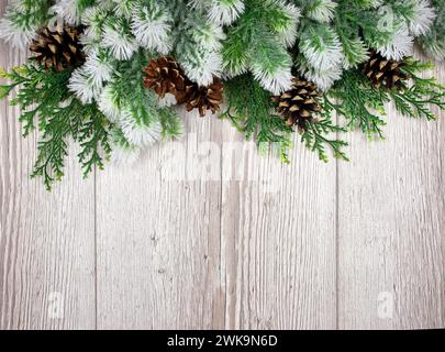 Fond de Noël, bordure d'hiver, branches de sapin d'hiver sur le fond en bois, espace libre pour le texte de Noël, fond de Noël, festif Banque D'Images