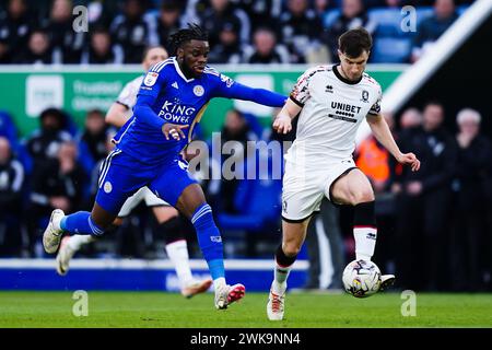 Paddy McNair de Middlesbrough défie Stephy Mavididi de Leicester City lors du Sky Bet Championship match au King Power Stadium de Leicester. Date de la photo : samedi 17 février 2024. Banque D'Images