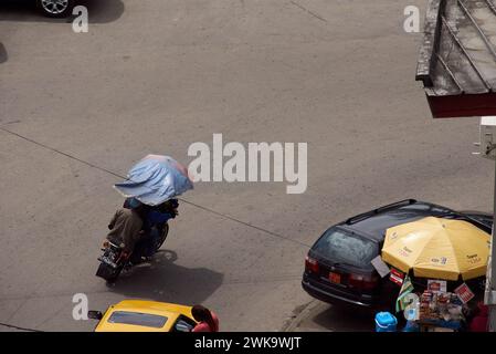 Taxi moto avec un parapluie Banque D'Images