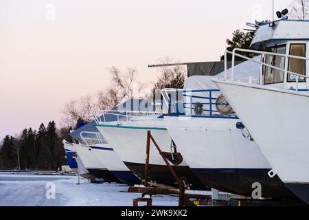 Bateaux en cale sèche au port en hiver. Banque D'Images