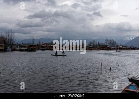 Srinagar, Inde. 19 février 2024. Les bateliers traversent le lac Dal au milieu de rafales de vent et de pluie. Des rafales de vent ont endommagé plusieurs structures résidentielles à Srinagar. Dans un climat défavorable avec pluie et neige, les autorités ont émis un avertissement d'avalanche dans les parties supérieures du Jammu-et-Cachemire pour les 24 heures suivantes. Crédit : SOPA images Limited/Alamy Live News Banque D'Images