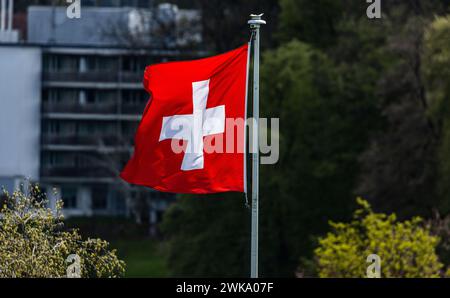 Eine Schweizer Fahne weht im Wind. (Kloten, Schweiz, 24.04.2023) Banque D'Images