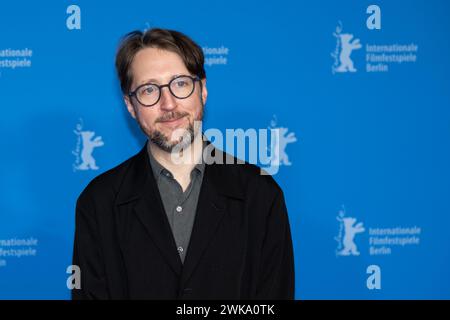 Berlin, Allemagne. 19 février 2024. Mason Wells, scénariste, assiste à la première du film « entre les temples ». Le 74ème Festival International du film de Berlin aura lieu du 15 au 25 février 2024. Crédit : Hannes P. Albert/dpa/Alamy Live News Banque D'Images