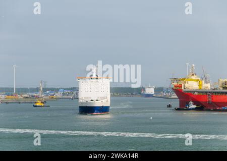 ROTTERDAM EUROPOORT, PAYS-BAS - 9 JUIN 2012 : le ferry Pride of Rotterdam quitte le port de Rotterdam, Europoort aux pays-Bas avec dest Banque D'Images