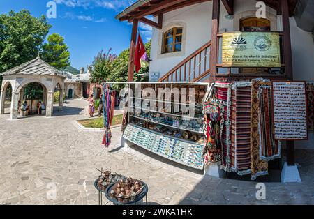 MOSTAR, BOSNIE-HERZÉGOVINE - 15 AOÛT 2022 : complexe intérieur dans la cour de la mosquée Koski Mehmed Pacha, 17ème siècle : un marché de souvenirs, CA Banque D'Images