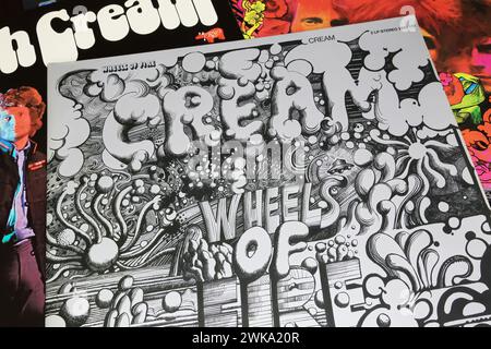 Viersen, Allemagne - 9 janvier. 2024 : gros plan sur l'album vinyle du groupe de rock britannique The Cream Cover Wheels of Fire de 1968 Banque D'Images
