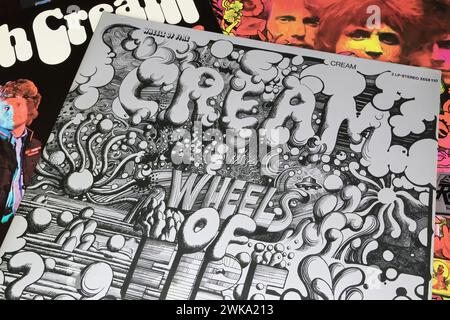 Viersen, Allemagne - 9 janvier. 2024 : gros plan sur l'album vinyle du groupe de rock britannique The Cream Cover Wheels of Fire de 1968 Banque D'Images