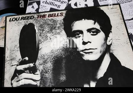 Viersen, Allemagne - 9 janvier. 2024 : gros plan sur l'album vinyle de la chanteuse Lou Reed Cover the Bells de 1979 Banque D'Images