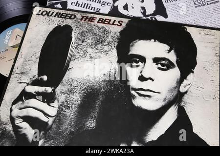 Viersen, Allemagne - 9 janvier. 2024 : gros plan sur l'album vinyle de la chanteuse Lou Reed Cover the Bells de 1979 Banque D'Images