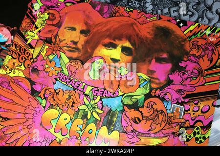 Viersen, Allemagne - 9 janvier. 2024 : gros plan sur la pochette de l'album vinyle Disraelei Gears du groupe de rock britannique The Cream de 1967 Banque D'Images