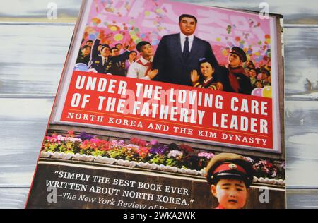 Viersen, Allemagne - 9 janvier. 2024 : Bradley K. Martin couverture du livre sous les soins affectueux du chef paternel sur l'histoire de la Corée du Nord et Kim Dyn Banque D'Images