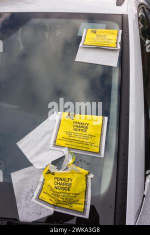 Pénalité de trois billets avis sur un pare-brise de voiture à Londres, Angleterre, RU Banque D'Images
