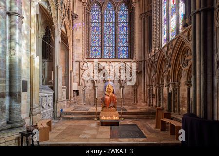 Sculpture moderne (2014) de la Vierge Marie tenant l'enfant Jésus par Aidan Hart dans la chapelle Saint-Nicolas, ou Chanterie de Cantilupe. Lincoln Cathed Banque D'Images