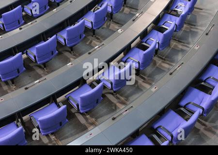 Leere StâˆöÂºhle im Plenum des deutschen Bundestages, Berlin, 19.02.2024. Berlin Deutschland *** chaises vides dans le plénum du Bundestag allemand, B. Banque D'Images