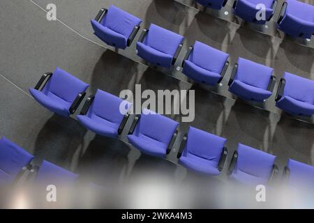 Leere StâˆöÂºhle im Plenum des deutschen Bundestages, Berlin, 19.02.2024. Berlin Deutschland *** chaises vides dans le plénum du Bundestag allemand, B. Banque D'Images