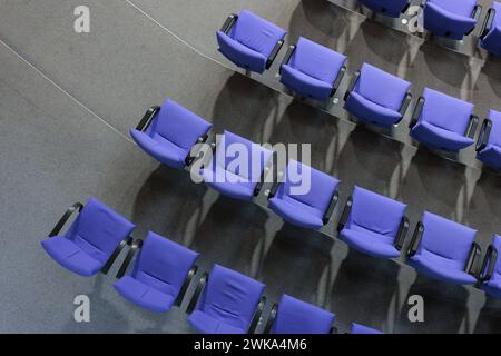 Leere StâˆöÂºhle im Plenum des deutschen Bundestages, Berlin, 19.02.2024. Berlin Deutschland *** chaises vides dans le plénum du Bundestag allemand, B. Banque D'Images