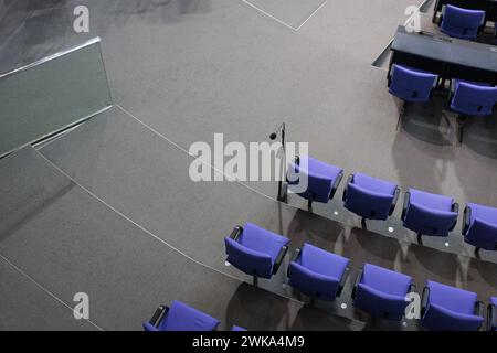 Leere StâˆöÂºhle im Plenum des deutschen Bundestages, Berlin, 19.02.2024. Berlin Deutschland *** chaises vides dans le plénum du Bundestag allemand, B. Banque D'Images