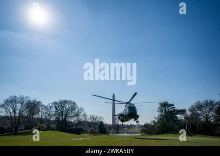 Washington DC, États-Unis. 19 février 2024. Marine One, avec le président des États-Unis Joe Biden à bord, atterrit sur la pelouse sud de la Maison Blanche à Washington, DC, États-Unis, le 19 février 2024. Les responsables de la campagne de Biden attendent avec impatience le prochain discours sur l'état de l'Union pour réinitialiser la perception du public sur l'âge et la vitalité du président Biden. Crédit : Shawn Thew/Pool via CNP/MediaPunch crédit : MediaPunch Inc/Alamy Live News Banque D'Images