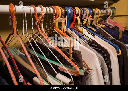 Vêtements de femmes sur cintres dans le placard de chambre. Banque D'Images