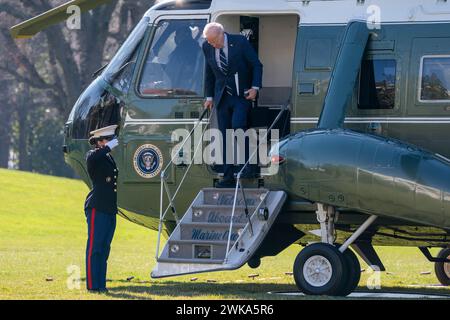 Washington DC, États-Unis. 19 février 2024. Le président des États-Unis Joe Biden descend de Marine One sur la pelouse sud de la Maison Blanche à Washington, DC, États-Unis, le 19 février 2024. Les responsables de la campagne de Biden attendent avec impatience le prochain discours sur l'état de l'Union pour réinitialiser la perception du public sur l'âge et la vitalité du président Biden. Crédit : Shawn Thew/Pool via CNP/MediaPunch crédit : MediaPunch Inc/Alamy Live News Banque D'Images