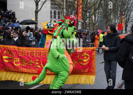 Paris, France, 18 février 2024. Défilé du nouvel an des dragons dans le 13ème arrondissement Chinatown - Jacques Julien/Alamy Live News Banque D'Images