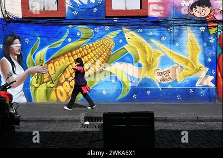 Passanten vor einem Wandgemälde mit einem Maiskolben im historischen Zentrum, Mexiko Stadt *** passants devant une murale avec un épi de maïs dans le centre historique de Mexico Banque D'Images