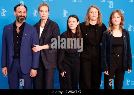 Jalal Altawil, Nina Hoss, Lilith Grasmug, Claire Burger und Josefa Heinsius beim Photocall zum Kinofilm langue Etrangere auf der Berlinale 2024 / 74. Internationale Filmfestspiele Berlin im Hotel Grand Hyatt. Berlin, 19.02.2024 *** Jalal Altawil, Nina Hoss, Lilith Grasmug, Claire Burger et Josefa Heinsius lors de l'appel photo pour le long métrage langue Etrangere au Festival international du film de Berlin Berlinale 2024 74 à l'Hôtel Grand Hyatt Berlin, 19 02 2024 Foto:xD.xBedrosianx/xFuturexImagex etrangere 4201 Banque D'Images