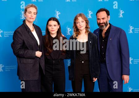 Nina Hoss, Lilith Grasmug, Josefa Heinsius und Jalal Altawil beim Photocall zum Kinofilm langue Etrangere auf der Berlinale 2024 / 74. Internationale Filmfestspiele Berlin im Hotel Grand Hyatt. Berlin, 19.02.2024 *** Nina Hoss, Lilith Grasmug, Josefa Heinsius et Jalal Altawil lors de l'appel photo pour le long métrage langue Etrangere au Festival international du film de Berlin 2024 74 à l'Hôtel Grand Hyatt Berlin, 19 02 2024 Foto:xD.xBedrosianx/xFuturexImagex etrangere 4203 Banque D'Images